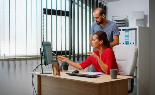 A women Installing ms office pro plus